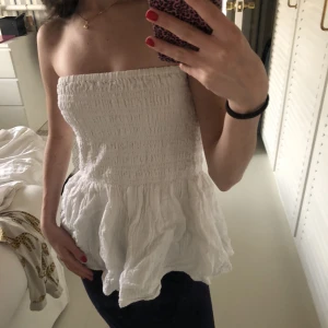 Volang kjol/topp - En vit volang kjol från Cubus som kan användas både som topp och kjol! Storlek xs, fint skick! Köparen står för frakten💘