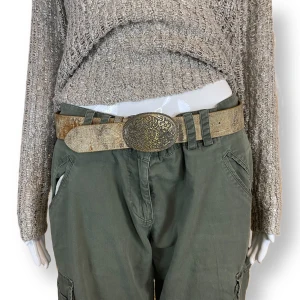 Skärp  - Står inte vilket märke. I okej skick, fäst runt dockans höfter som använder storlek XS. Uppdaterar med mått senare! 