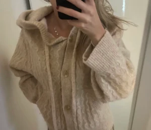 Kofta med huva - Så skön och mysig kofta säljes! (Lånade bilder) Nypris ca 900kr!🩷