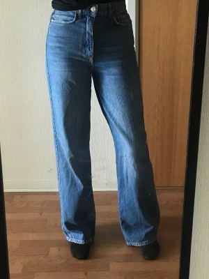 Vida/straight jeans - Ett par mörkblåa vida/straight jeans. Kommer inte till användning. Är 174 