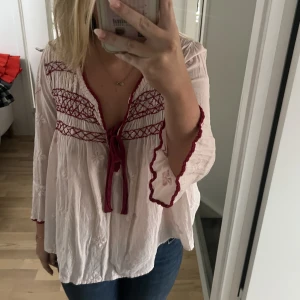 Blus - Säljer denna jätte söta blusen från odd Molly då den inte kommer till användning! Står ingen storlek på blusen men passar mig som oftast bär S😍 Pris kan diskuteras!
