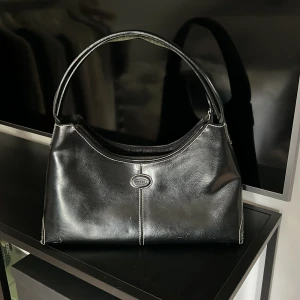 Svart väska  - Säljer en svart väska som är fin och fräsch. Det kommer inte till användning hos mig. Köparen står för frakten!!