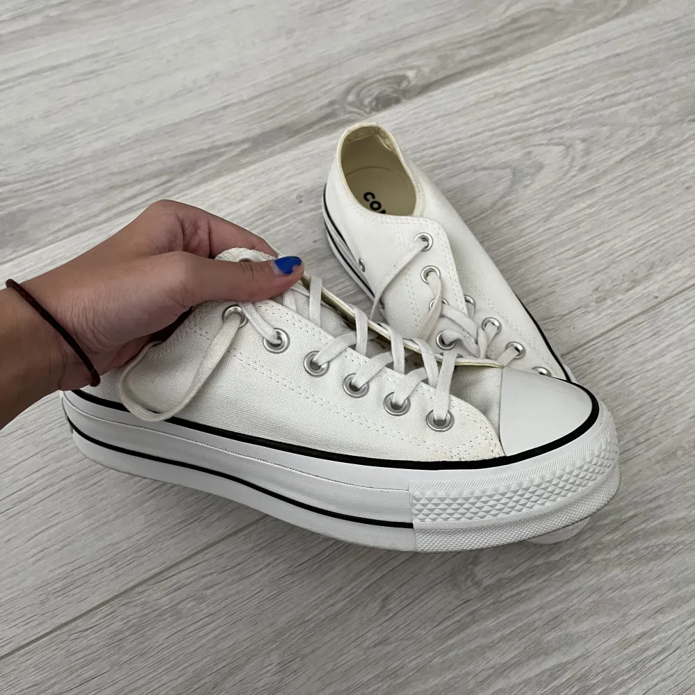 Säljer dessa fina Converse med hög sula då de tyvärr inte kommer till nån använding. De är i fint skick då dem inte är använda så mycket. Hör av er vid frågor eller fler bilder 🥰. Skor.