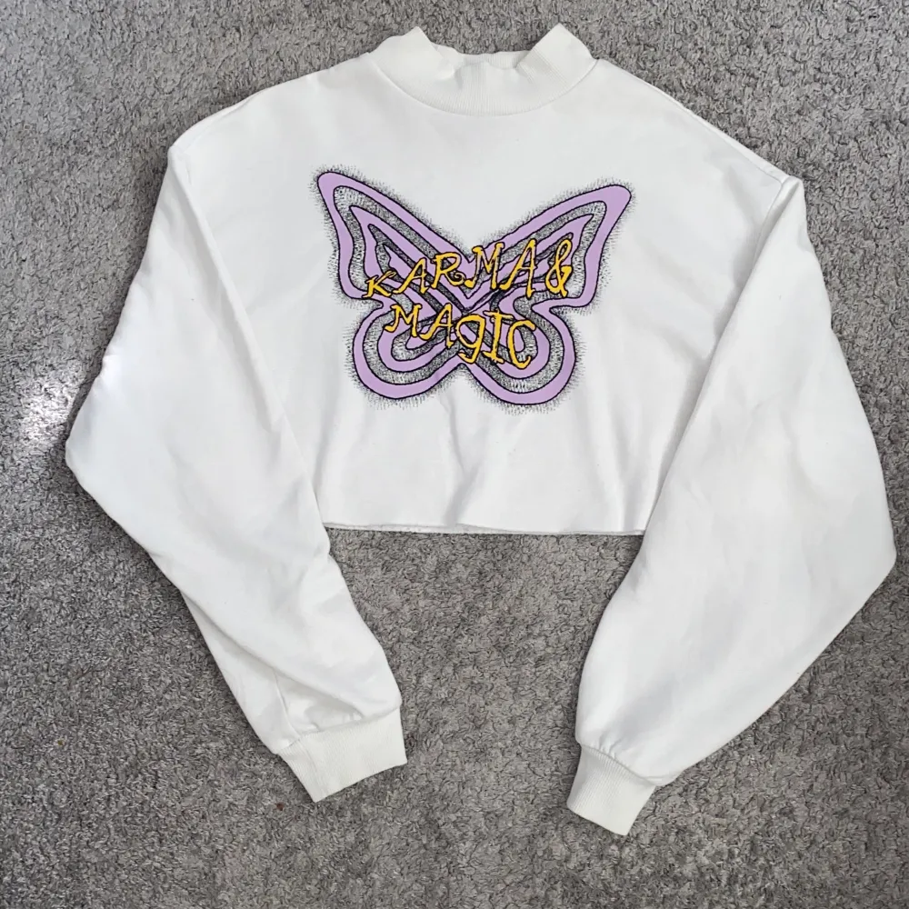 Säljer nu denna sweatshirt med tryck från H&M (divided). Trycket är en lila fjäril där det står ”karma & magic”. Den är i väldigt bra skick. Pris går att diskuteras❤️.. Hoodies.