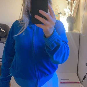 JUICY TRÖJA - Blå juicy couture tröja, knappt använd därav inga defekter på den. Är storlek S men passar även en xs/m. Ny pris är 1300 och säljer nu för 650. 