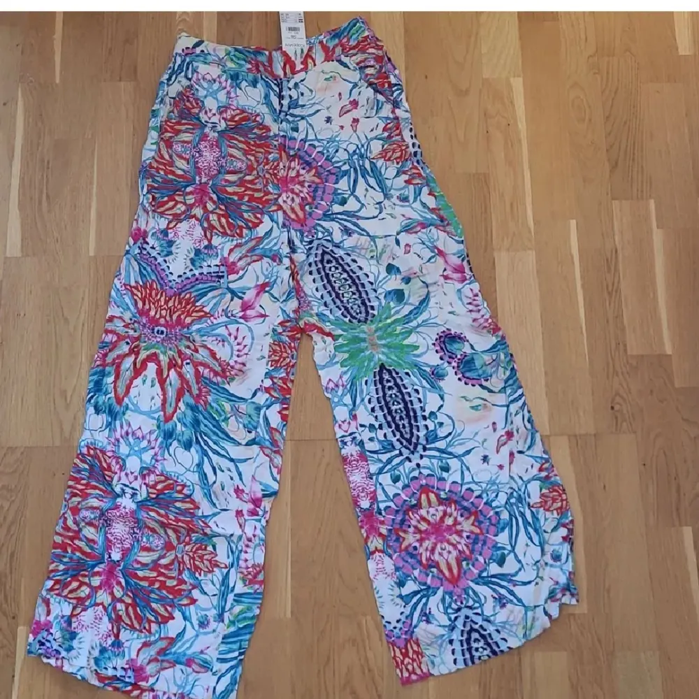 Jättefina luftiga byxor från KappAhl i storlek 36. Perfekta till sommaren. De är helt nya och nypriset var 399kr. Kan fraktas men köparen står för frakten💗. Jeans & Byxor.