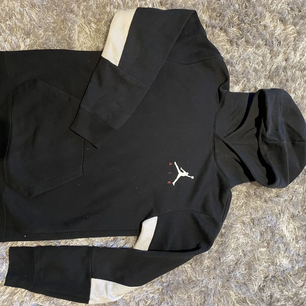 Säljer denna Jordan hoodie. Köpt i Paris och är knappt använd. Storlek 13-15. Storlek XL för barn. Pris går att diskutera. Säljer för 250kr.. Hoodies.