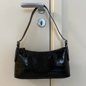 Svart väska  - Säljer denna fina baguetteväska köpt från NA-KD. Aldrig använd 