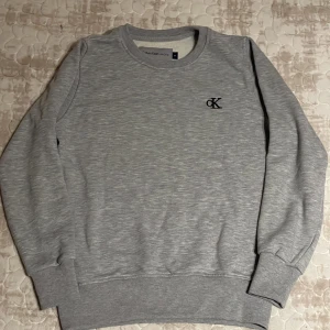 Calvin Klein Jeans Stickat Tröja [Storlek: S] - Ny skick, har inte använt den och säljer den för jag tyckte att den var inte riktigt min typ.
