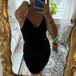 Svart Festklänning  - Snygg och skön klänning från Gina. Endast använd en gång så nästan ny!! Passar skitbra till utekväll eller middag 😍😍