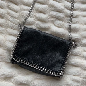 Tiamo väska - !!FÖRST TILL KVARN GÄLLER!! Sjukt snygg väska ifrån tiamo som inte kommer till användning för mig. I riktigt bra skick med många fack. Använd sparsamt. Orginalpris 500kr. Säljer för halva eftersom i så bra skick. Skriv om frågor. Använd gärna köp nu!💗