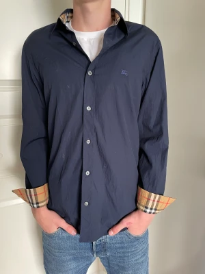 Burberry skjorta  - Säljer en burberry skjorta som är i bra skick! Modellen på bilden är 182cm!  Hör gärna av dig om du har frågor!