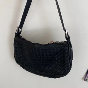 Gina tricot väska - Baguetteväska från Gina.