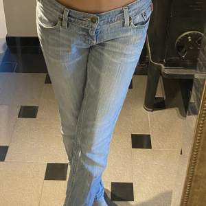 Lowwaist jeans i ljustvätt! Så fina! Midjemått: ca 79 cm, innerbenslängd: ca 74 cm 🫶🏼