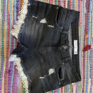Spets jeansshorts - Super snygga spetsshorts är nu till salu❤️ säljer dessa shorts eftersom dom tyvärr är förstora på mig. Jag säljer dessa jeansshorts för 150kr🌟köpte dessa från New yorker❤️ storlek 38👌🏻