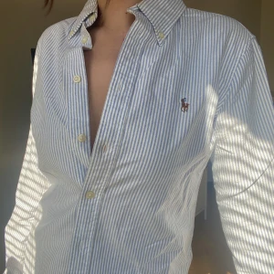 Ralph skjorta perfekt skick - Perfekt skick! Tjockt (ej varmt) material, bra kvalité. Knappt använd