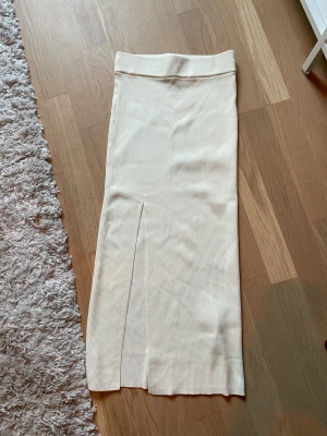 Vit kjol med slits - Aldrig använd. Köpt i juli 2023. Från nakd 