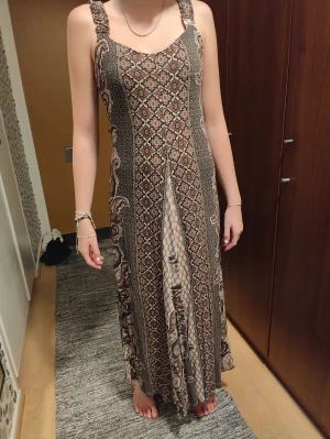 Klänning Cream - Helt oanvänd ärmlös mjuk och vacker klänning från Cream. Storlek XS. 100 % polyester. Ankellång på mig som är 162 cm.