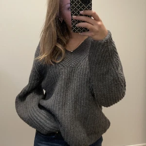 Stickad tröja - Mörkgrå stickad tröja ifrån hm i stl S. Perfekt nu till hösten. Bra skick. Säljer för 75kr+frakt❤️