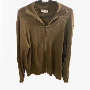 Stickad cardigan - Stickan grön/brun cardigan eller fullzip från tiger of sweden i ett nyskick, 10/10