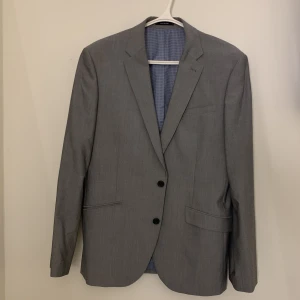 Kavaj - En grå herrkavaj från Cedar Wood i storlek 40R. Den sitter perfekt oversized enligt mig men tycker tyvärr inte jag passar i grå. Den är sparsamt använd och skulle säga att den är i nästan nyskick. 170 inkl. frakt. 