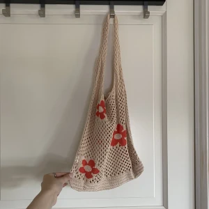 Väska - Gullig väska som inte kommit till användning. Säljer för 70 kr plus frakt 💖