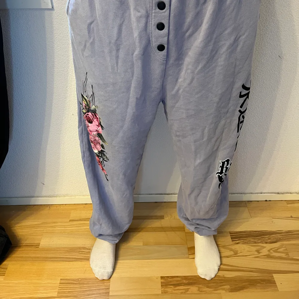 Coola mjukis byxor från berska. Väldigt långa. Storlek M/L. Farkut & Housut.