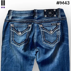 M43 lågmidjade bootcut missme jeans  - M43 MissMe jeans i model Boot 💜 Tag 28W 💜Midja (rakt över) 40cm 💜 Innerben 85cm 💜 Ytterben 108cm 💜 Benöppning 20cm 💜 Nergågna 💜Våra mått blir W=31 och L=33 💜 Men jämför alltid måtten med ett par jeans som sitter bra 💜