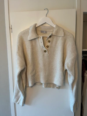 Stickad tröja - Lite gripas stickad tröja med knappar 