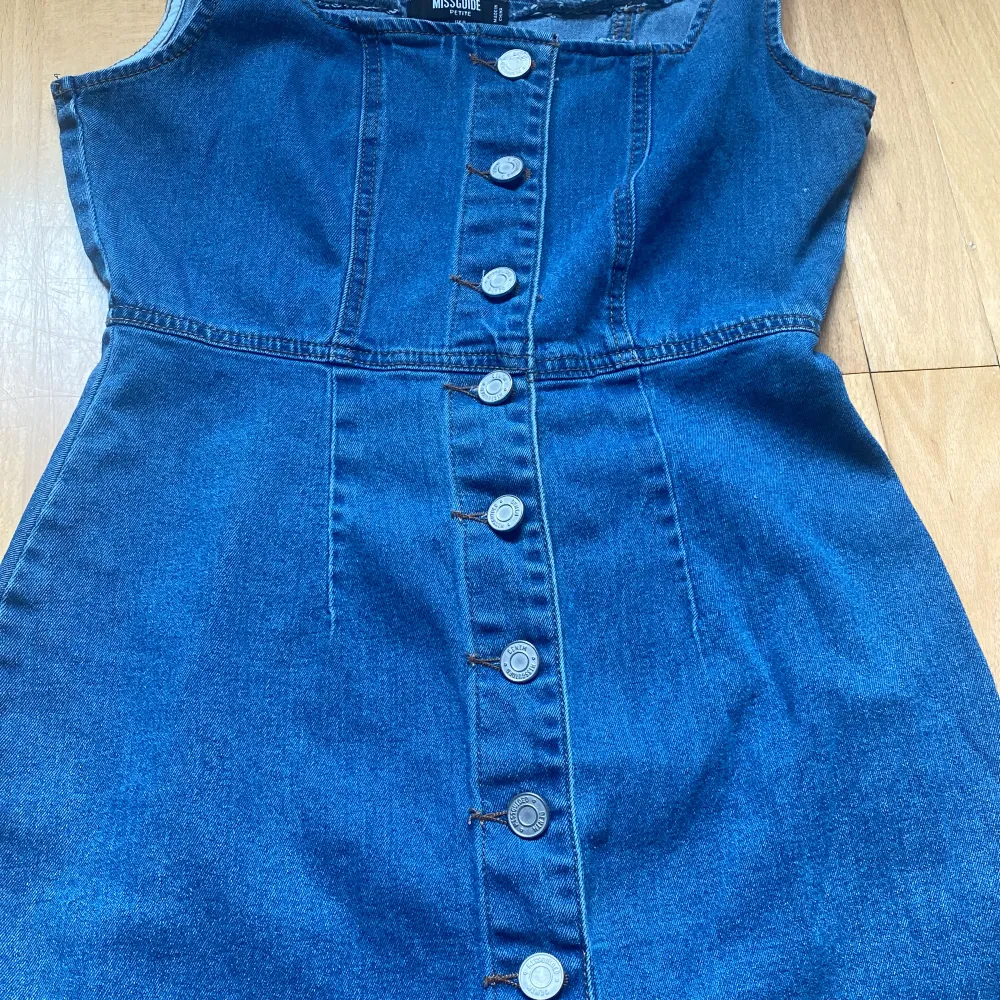 Denim klänning oanvänd. Från missgiuded petite . Klänningar.