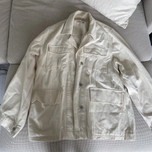 Vit jacka med fickor  - Superfin tunnare jacka från selected femme 