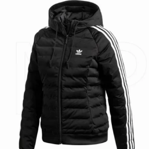 Adidas Vinter Jacka  - Vinterjacka från adidas. Storlek Xs. Kosta runt 1000kr. Mitt pris: 300 kr. Har ingen användning av den då jag vill sälja. Snygg jacka till vintern. Den ser ny ut 