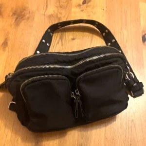 Väska - En jätte fin väska från ginatricot, köpt för 600/700kr men säljer nu för 300 priset går att diskutera , den är i bra skick, har jätte mycket utrymme man får plats med Jötte mycket saker i den