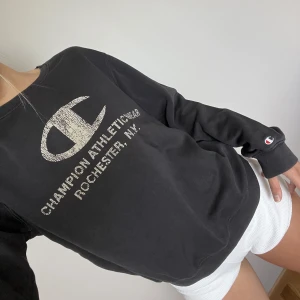 Champion sweatshirt - Så snygg sweatshirt från Champion!! Otroligt bekväm med ett vintagetryck.