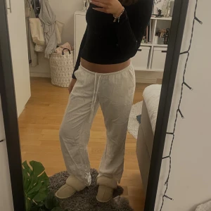 Populära linnebyxor från hm  - Säljer dessa superfina linnebyxor som är populära och slutsälja hos hm! De kommer tyvärr inte till användning längre då jag har flera linnebyxor💕