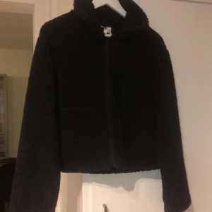 Teddy jacka - Från HM, kom aldrig till användning💛 samma jacka som bild 2 fast i svart
