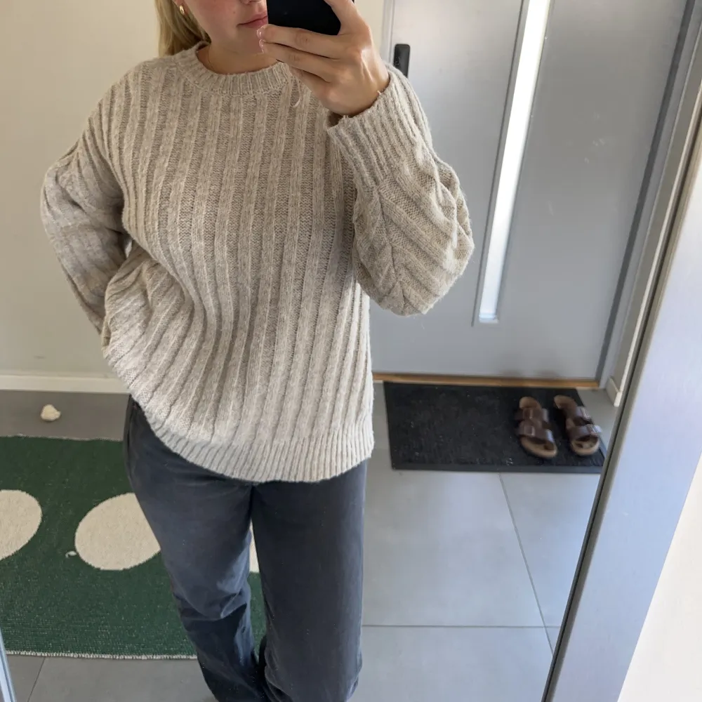 Lite oversized stickad tröja från zara, använd bara några gånger av mig. Väldigt varmt och perfekt nu till hösten.. Stickat.