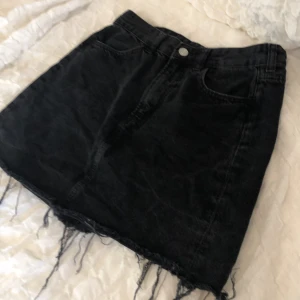 Svart Jeanskjol - En svart Jeanskjol som tyvär är för liten