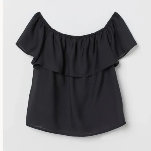 Topp - Väldigt mjuk och skön off shoulder topp med volang. Använd ett fåtal ggr så toppen är i nyskick. 