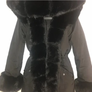 Vinter Jacka - Säljer min vinterjacka då jag inte kommer använda den igen. Använd förra vintern, ett litet hål på insidan som går att sy ihop, och en knapp som saknas men som lätt kan fixas. Köpt för 4000kr. Pris går att diskutera vid snabb affär 😊