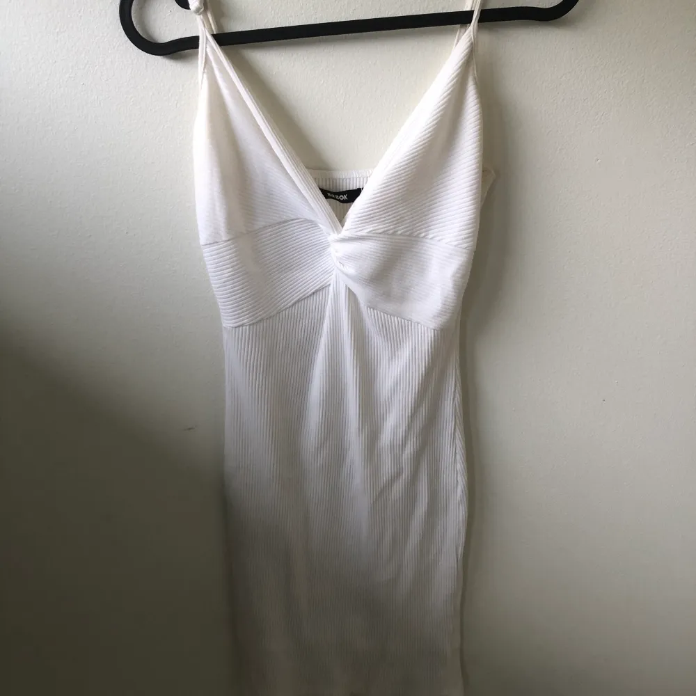 En vit klänning från bikbok i storlek s. Har några fläckar från brun utan sol så säljer den för 40 kr + frakt. Fläkarna är inte stora och märkvärdiga dock. Kan även mötas upp i Stockholms området . Klänningar.