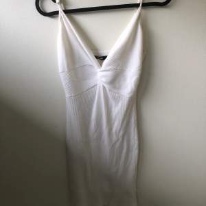 En vit klänning från bikbok i storlek s. Har några fläckar från brun utan sol så säljer den för 40 kr + frakt. Fläkarna är inte stora och märkvärdiga dock. Kan även mötas upp i Stockholms området 