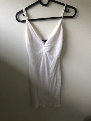 Vit klänning - En vit klänning från bikbok i storlek s. Har några fläckar från brun utan sol så säljer den för 40 kr + frakt. Fläkarna är inte stora och märkvärdiga dock. Kan även mötas upp i Stockholms området 