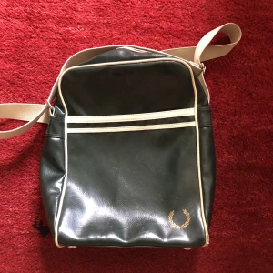 Grön Fred Perry väska  - Rymlig och passar till alla stilar