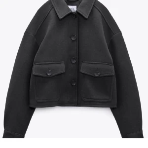 Kort grön kappa - Suuuperfin, slutsåld kort grön kappa från Zara. Storlek M men bedömmer att den passar s-m. Använd enstaka gång, inga tecken på användning. Ordinare pris: 500kr. 🥰