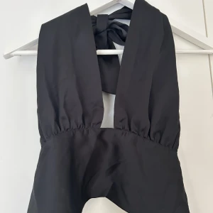 Festtopp - Den perfekta festtoppen! Knytning både i nacken och ryggen, med en fin urringning.