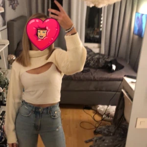 Vit stickad  - Säljer denna vita stickade tröjan, använd en gång