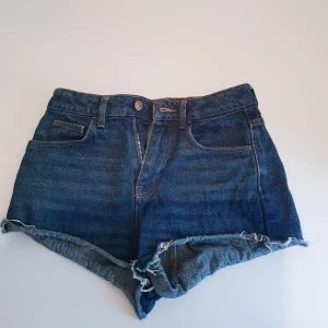 Jeansshorts - Väldigt slitna, små i strlk 