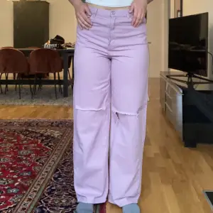 lila jeans med hål i storlek 40