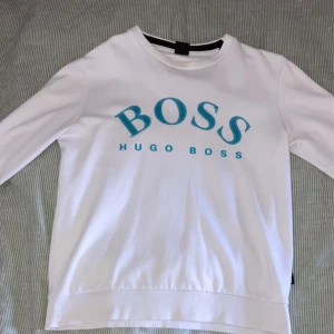 Hugo Boss Salbo Sweatshirt  - Rensning av garderoben,   Tröjan har inte använts på länge och tar bara plats, den är väl omhändertagen och i bra skick.  Nypris: 1399:-  Om du har fler frågor så tveka inte att skicka ett meddelande!
